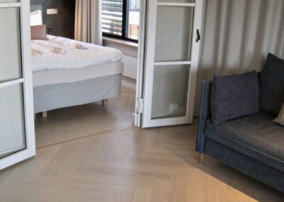 Hotelli Ilves | B:hard Modern Tammi Style Saphir, harjattu & Forte-lakattu