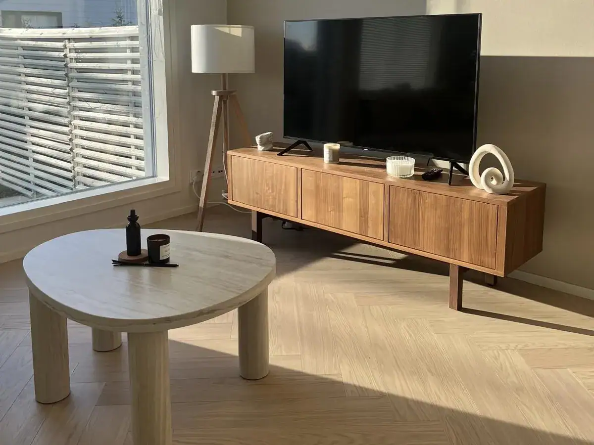 Kestävä lattialakka olohuoneen puulattiassa.