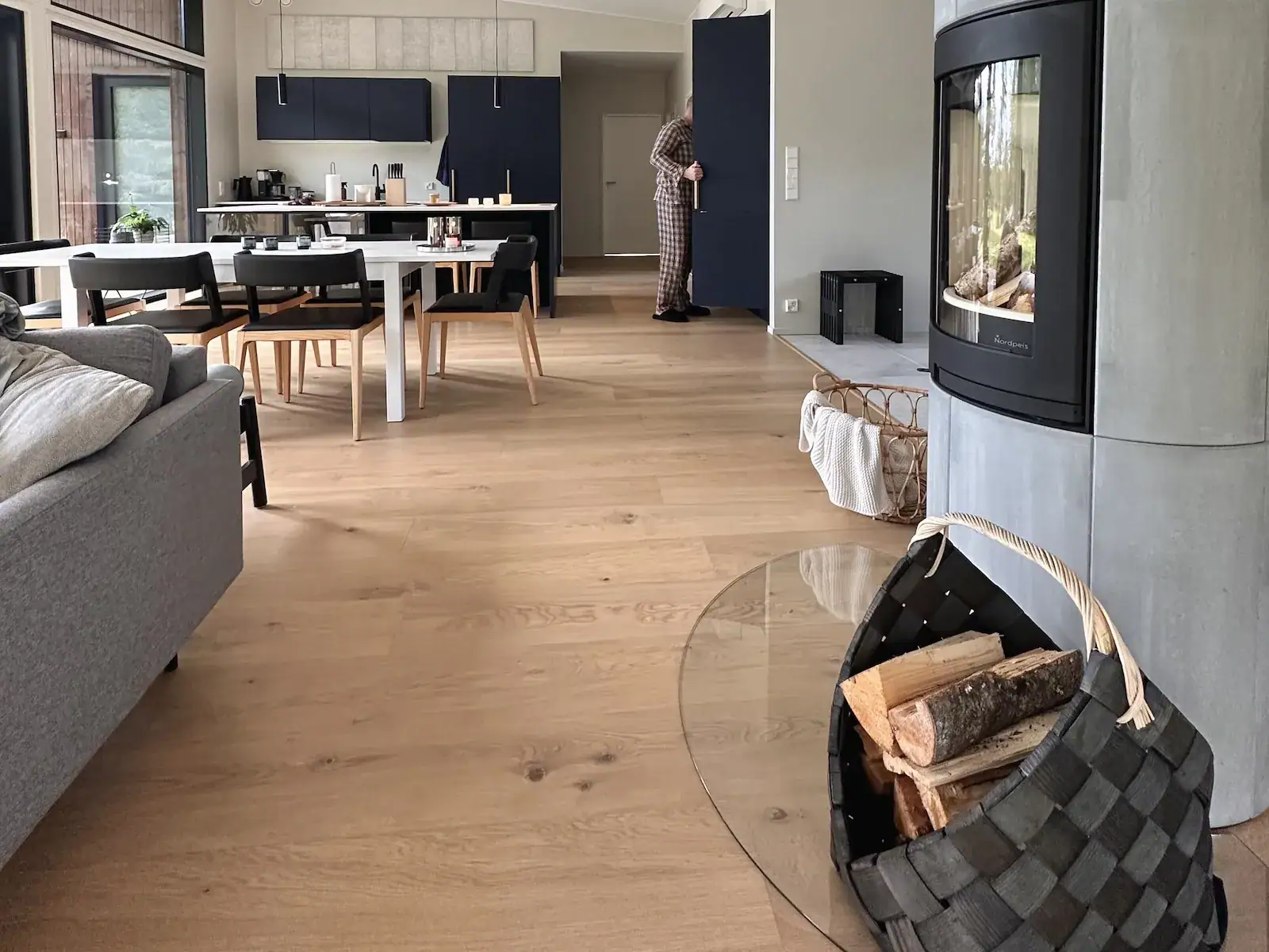 Kova lattialakka lankkupuulattiassa.