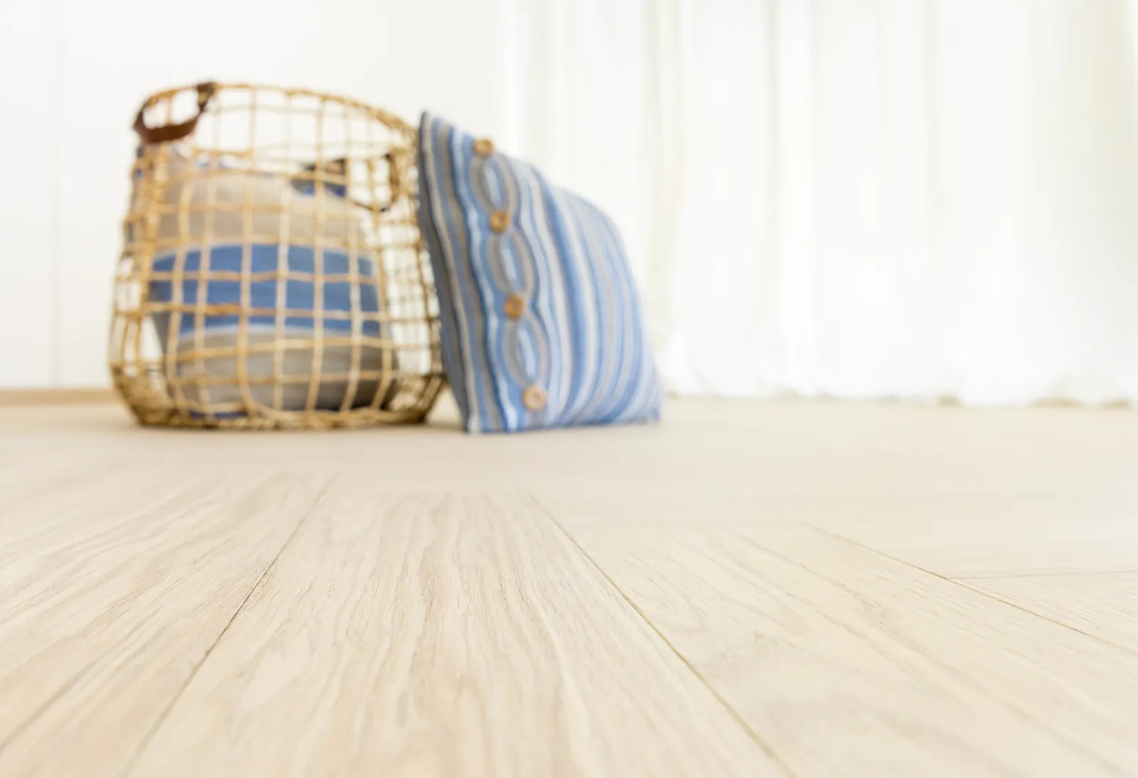 Tyyny ja rottinkikori kovetetulla B:hard-puulattialla.