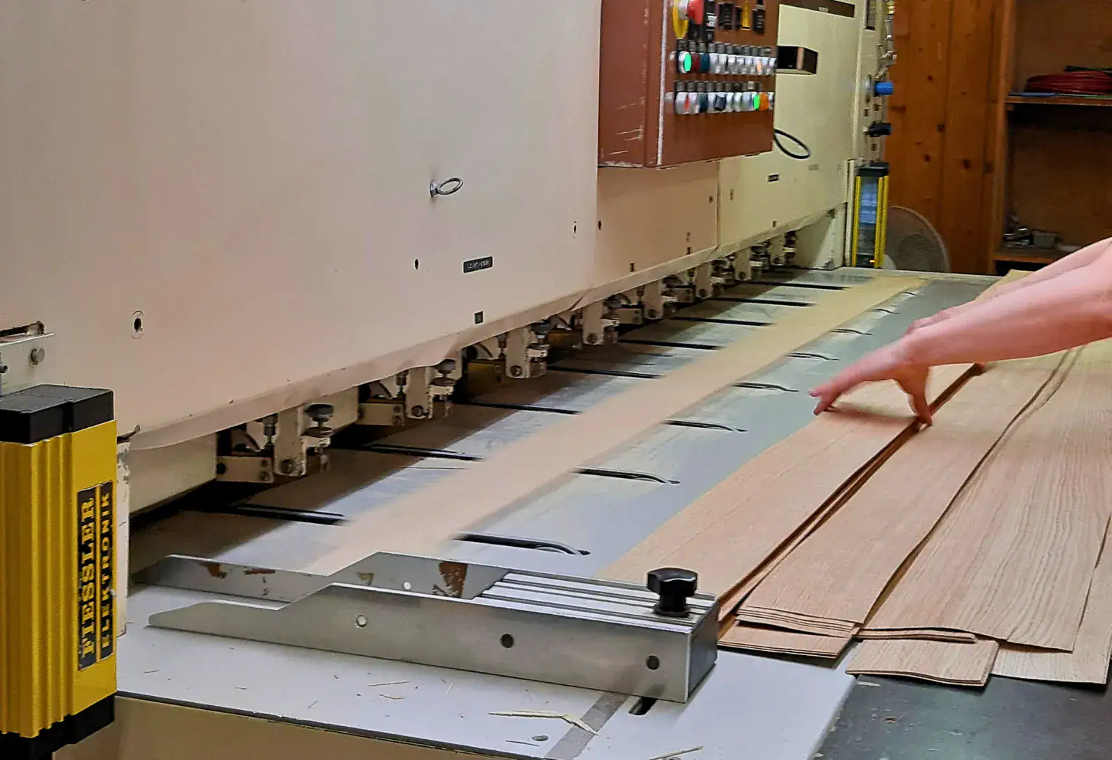 Kovetetun puulattian raakaviilujen työstöä tehtaalla.