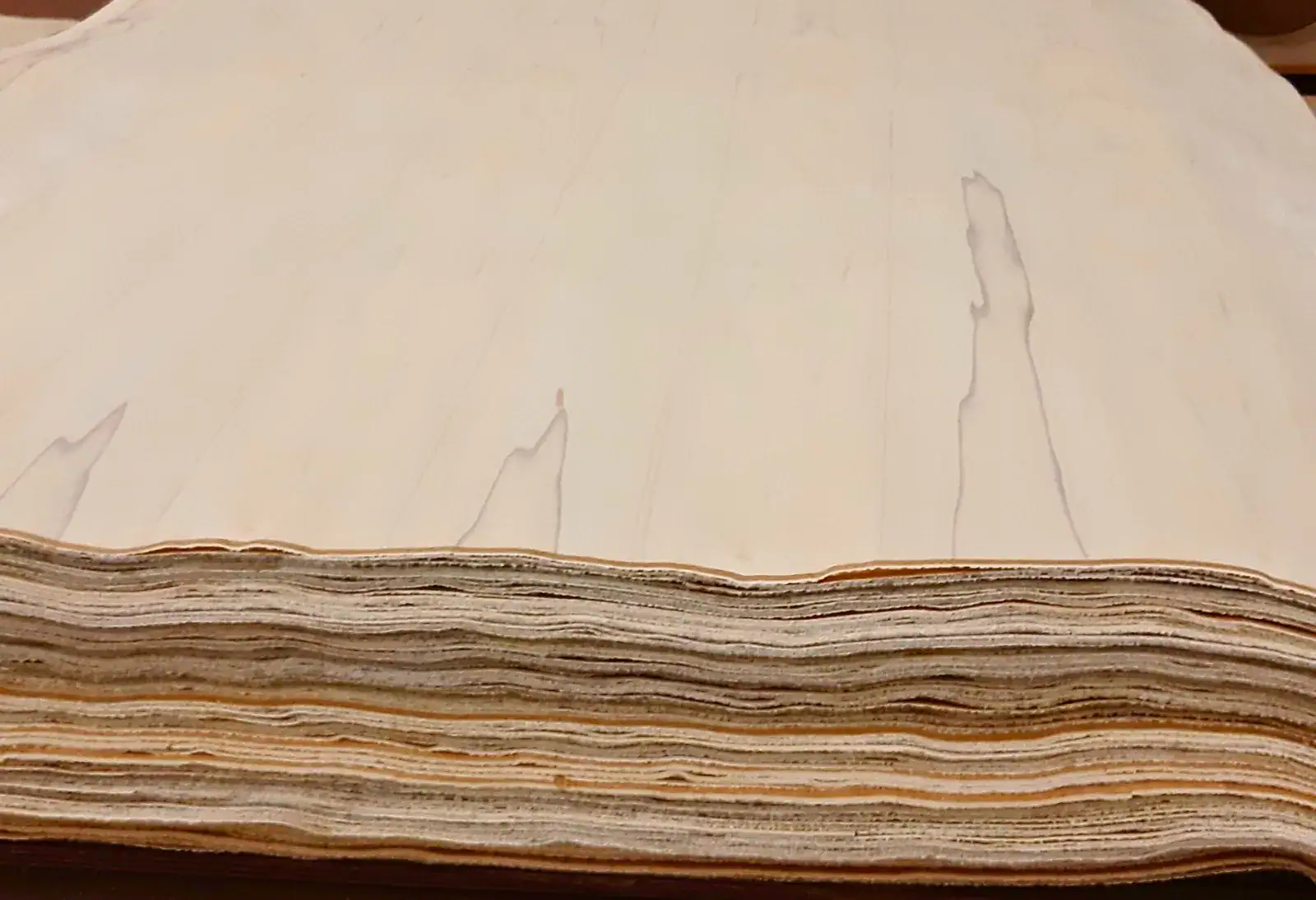 Kovetetun puulattian raakaviilulevyjä pinossa.